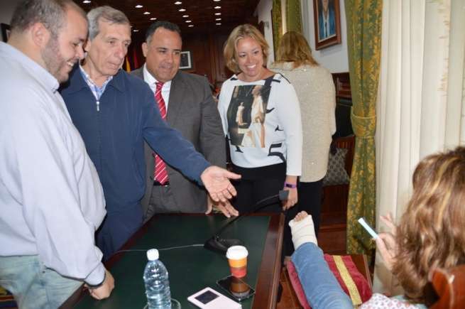 Ediles del Gobierno y oposición se interesan por el estado de la concejala de Personal, hoy en el Pleno (Foto TA)