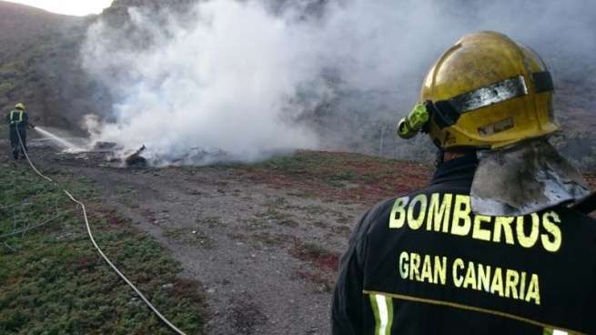 Bomberos durante la intervención en el Barranco de Silva (Foto TA)