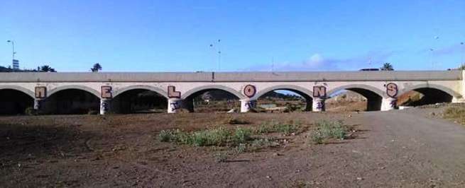 Pintadas en los arcos del Puente de los Siete Ojos (Foto TA)
