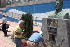 Ofrenda floral ante el busto de Secundino Delgado en Telde (Foto José Báez Guerra)