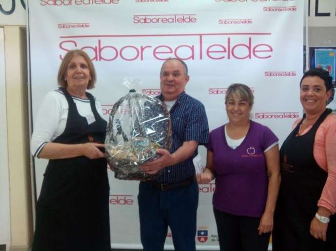 Momento de la entrega de la cesta (Foto TA)