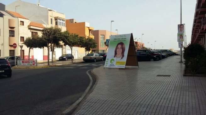 Cartel de NC colocado en la acera de la calle de Américo Vespucio (Foto TA)