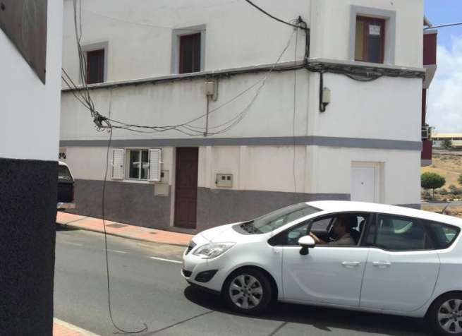 Imagen del cable caído en el barrio de Las Medianías (Foto TA)