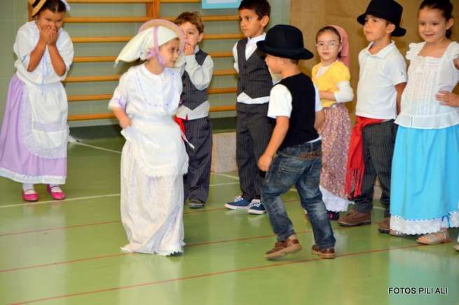 Alumnos del CEIP Poeta Francisco Tarajano celebran este festividad (Foto de Pili Alí)