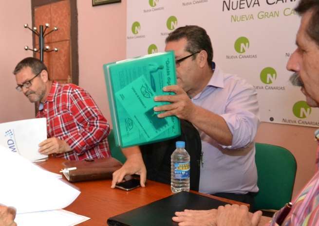 En el centro, la carpeta de trabajo de Juan Pablo Martín con la papeleta y el programa electoral de Roque de Gando (Foto TA)