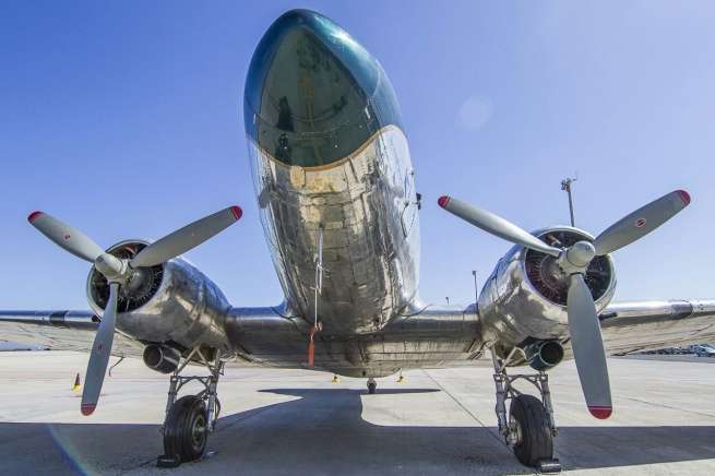El DC-3 'descansa' en la zona de estacionamiento del Aeropuerto de Gando (Foto Orlando Rodríguez)