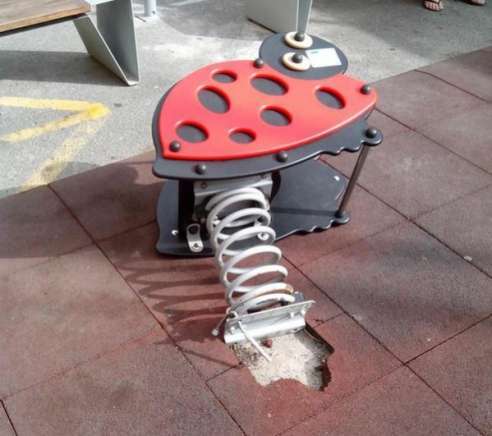 Los hierros y el anclaje de uno de los juegos infantiles han quedado al descubierto (Foto TA)