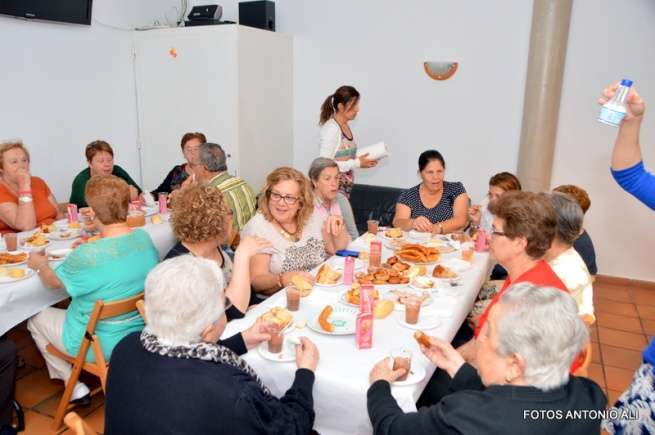 Merienda para los mayores de San Antonio (Foto Antonio Alí)