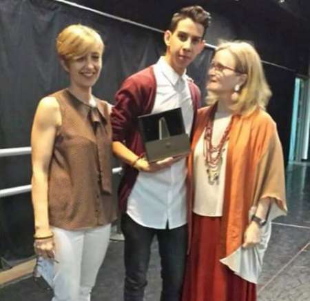 El joven Ángel Suárez, en Madrid junto a Virginia Valero y una de sus compañeras premiadas (Foto TA)