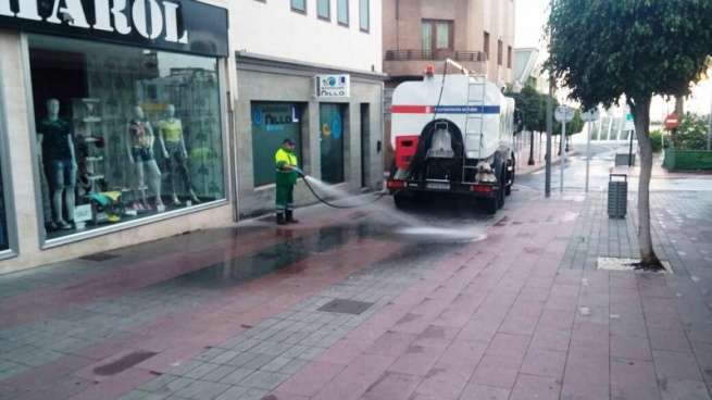 Operarios de Limpieza Viaria, en la Avenida de la Constitución (Foto TA)
