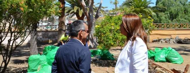 La alcaldesa se interesó por los trabajos de limpieza del jardin romático de la Casa Condal (Foto TA)