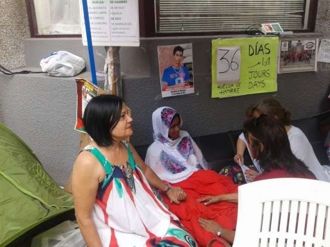 Visita de Margarita Alonso y Lupe Blázquez (IU) a Tabkar Haddi (Foto TA)