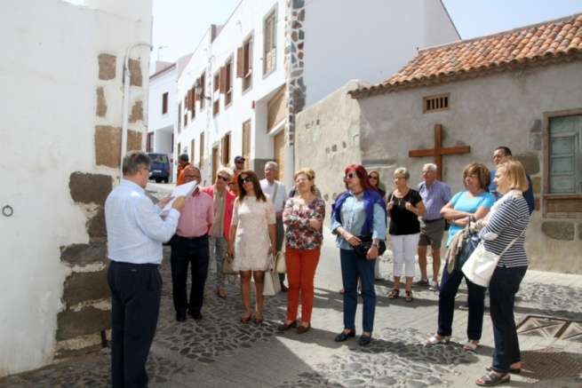El cronista oficial explica a los asistentes los orígenes del barrio (Foto Jesús Ruiz Mesa)
