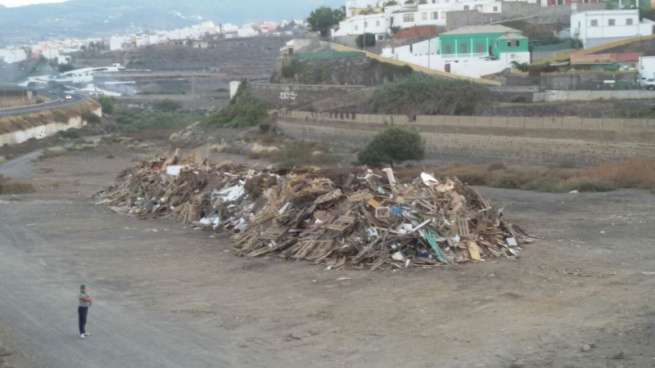 Material que arderá en unas horas en la hoguera de San Juan (Foto TA)