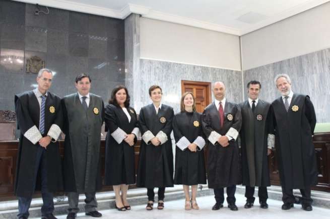 La titular del Juzgado de Instrucción número 2 de Telde, Virginia Peña (en la imagen la 5Âª empezando por la derecha), durante la jura (Foto TA)
