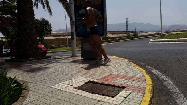 Un deportista pasa junto a la defectuosa arqueta de Melenara (Foto TA)