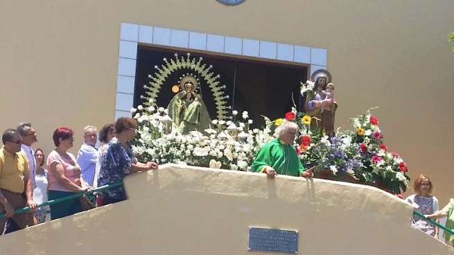 Los tronos de los patronos de La Breña, en la puerta del templo (Foto TA)