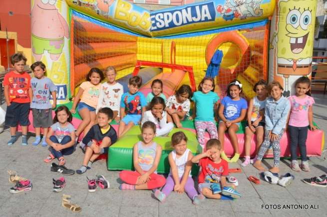Un grupo de pequeños, disfrutando esta tarde de los juegos infantiles en Marpequeña (Foto Antonio Alí)