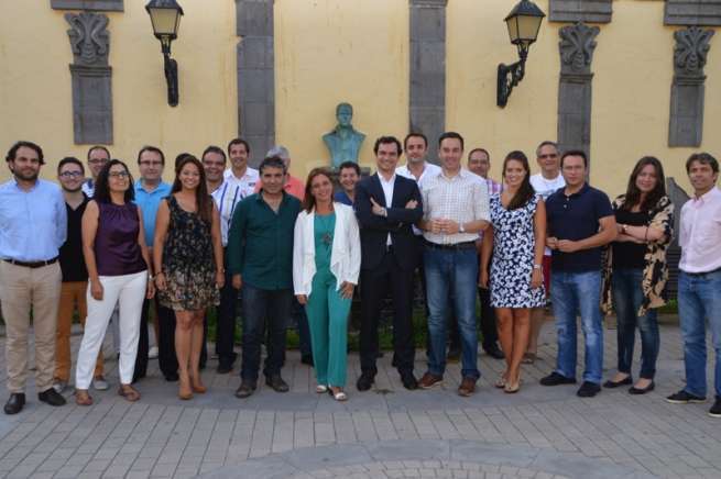 Los cuatro aspirantes, arropados por la militancia en Telde (Foto Antonio Alí)