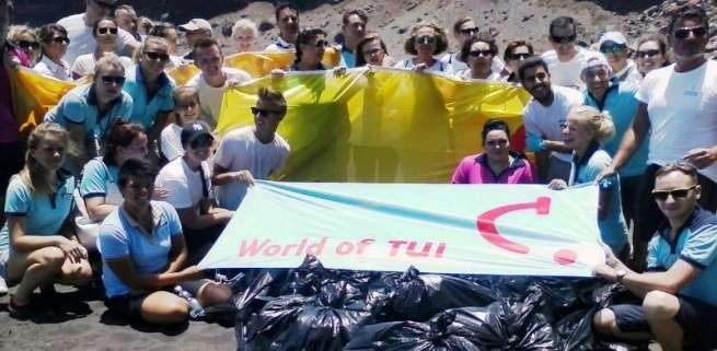 Momento en que los trabajadores de TUI limpiaban la Playa de San Borondón (Foto TA)