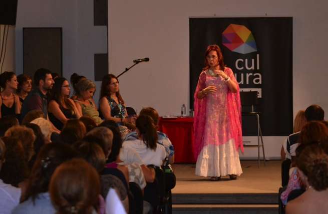 Itziar de Barrenengoa, rodeada de oyentes esta tarde-noche en Telde (Foto TA)