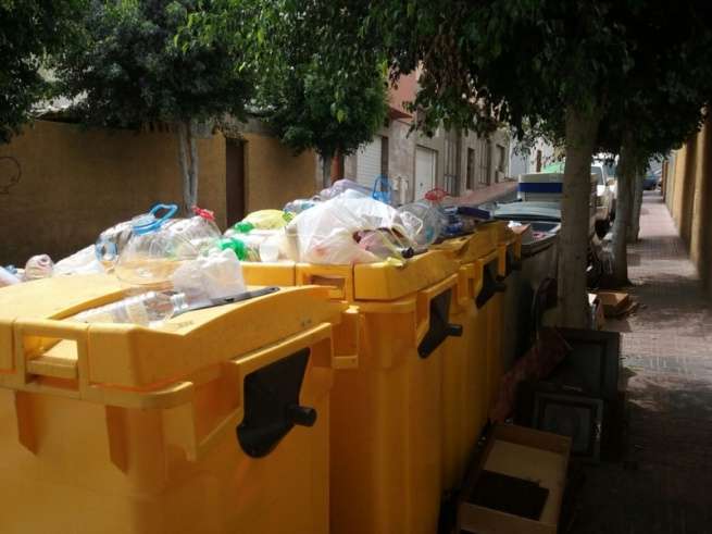 Contenedores a tope en la calle de Santo Tomás de Aquino (Foto TA)