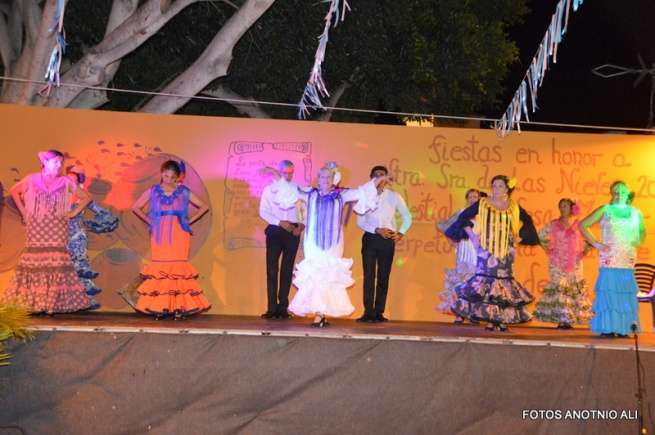 Momento de la actuación de un grupo de sevillanas (Foto Antonio Alí)