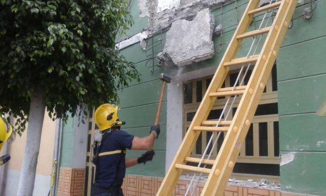 Los bomberos repicaron el frontis para evitar nuevos desplomes (Foto TA)