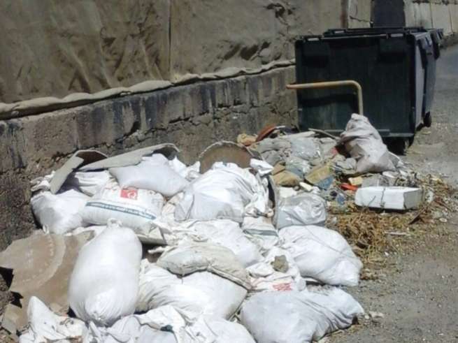 Imagen del estado que presentaba este basurero improvisado antes de su limpieza (Foto TA)