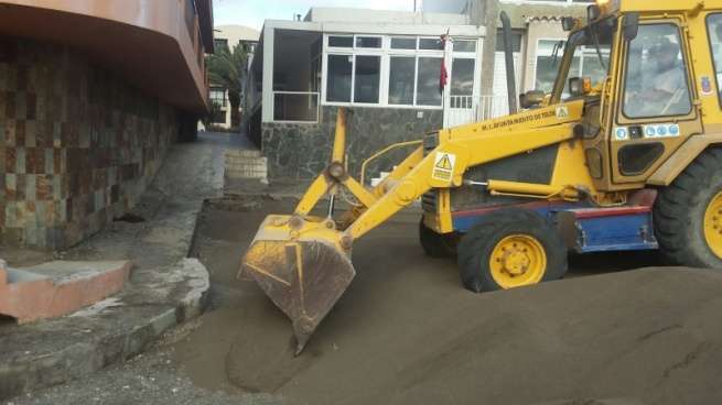Un tractor desplaza arena hasta el acceso donde son frecuentes las caídas (Foto TA)