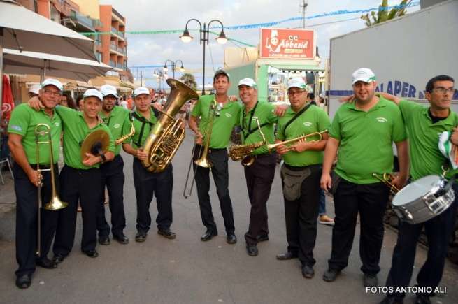 Charanga Vitamina Band, ayer en Melenara antes de iniciar el pasacalle (Foto Antonio Alí)