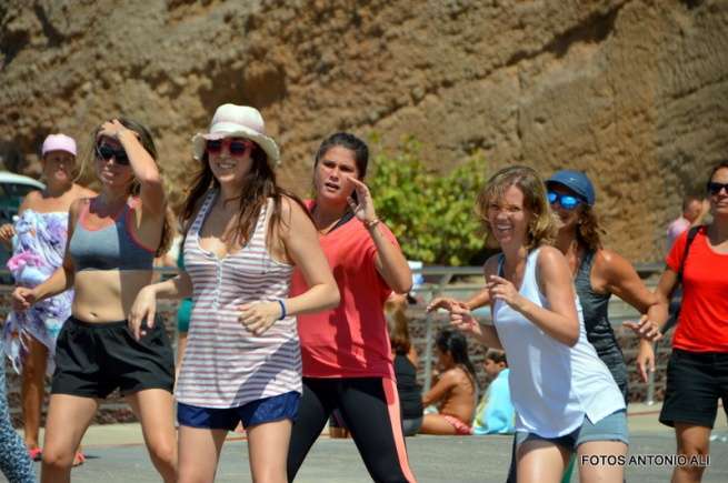 El antiguo muelle de Melenara acogió este sábado una clase magistral de zumba (Foto TA)