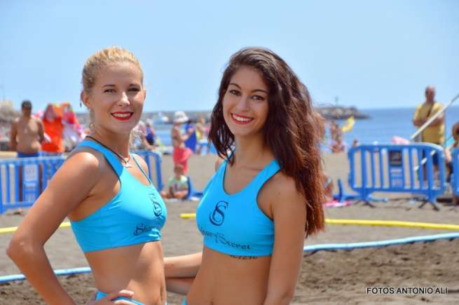 Las dos bailarinas que animaron este sábado el torneo de Balonmano Playa en Melenara (Foto TA)