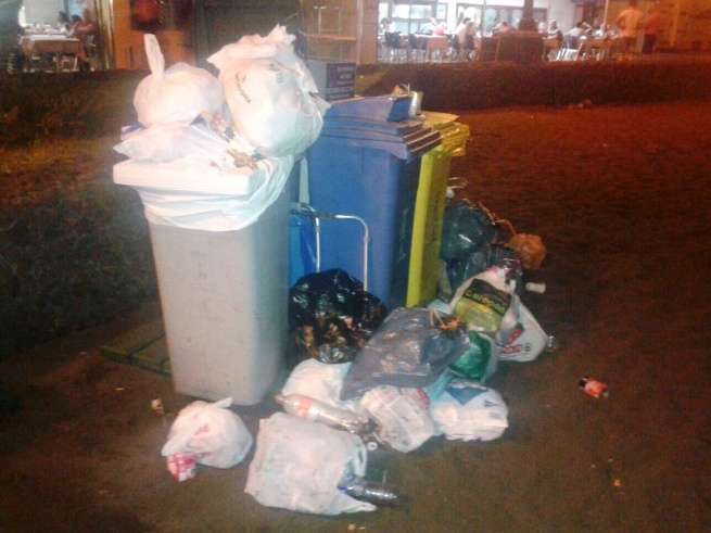Estado de las papeleras, anoche en Melenara (Foto TA)