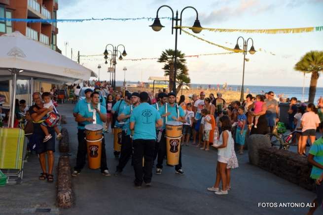 La batucada Makana aportó esta tarde-noche animación a la zona costera de Telde (Foto TA)