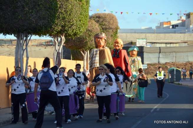 Momento del pasacalle de este jueves por vías de El Caracol (Foto TA)