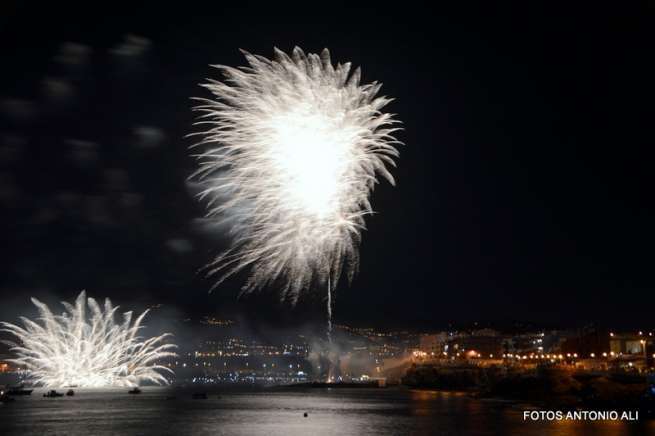 Los fuegos artificiales iluminaron el cielo de Melenara (Foto Antonio Alí)