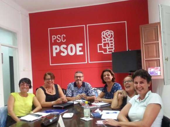 El teldense Gregorio Viera, junto a la consejera Elena Mañez y a otros concejales socialistas de Igualdad (Foto TA)