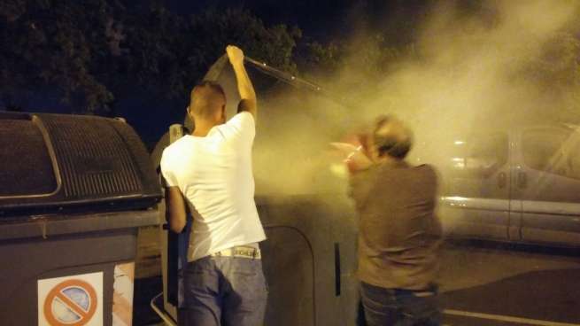 Las llamas podían haberse propagado a otros contenedores aledaños (Foto TA)