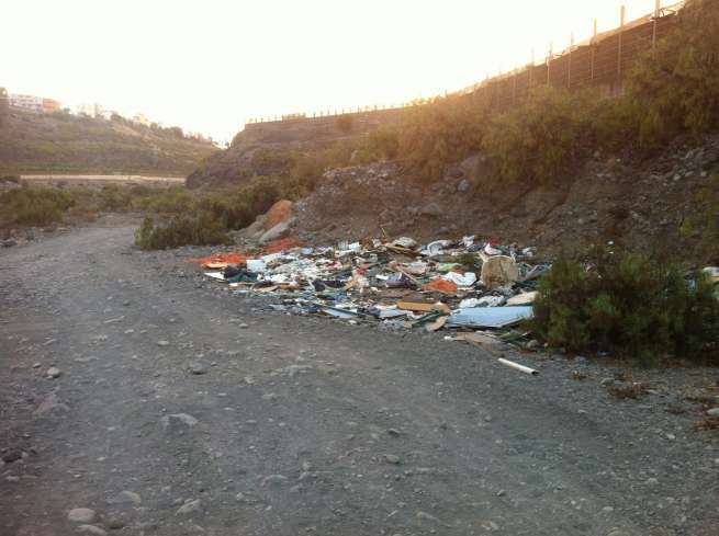 Imagen de un nuevo foco de escombros y basuras en el Barranco Real de Telde (Foto TA)