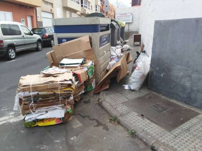 Depósito de residuos fuera de los recipientes en la calle de Campillo (Foto TA)
