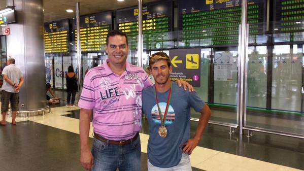 Diego Ojeda junto al surfero Guillermo Cobo