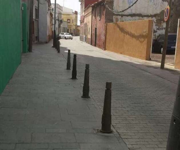 Bolardos instalados estos días en la calle de Ruiz (Foto TA)
