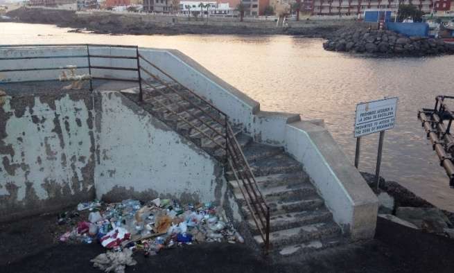 Residuos acumulados en la punta del muelle, al socaire del espigón (Foto TA)