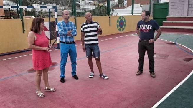 El nuevo director territorial de Educación, en uno de los centros que visitó este viernes (Foto TA)