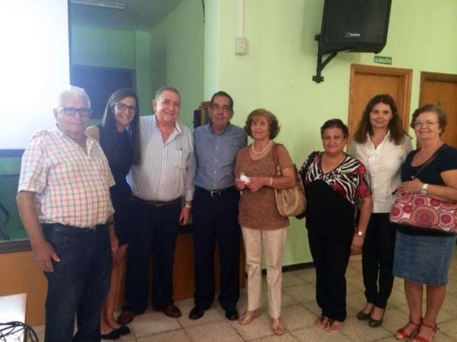 El doctor Lamar del Risco con la concejala y otras personas en el Centro de Mayores de Telde, tras la charla (Foto TA)