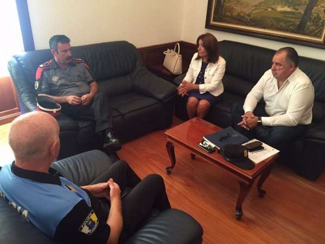 Reunión en el Ayuntamiento con el inspector responsable de la base de GC de la Policía Canaria (Foto TA)