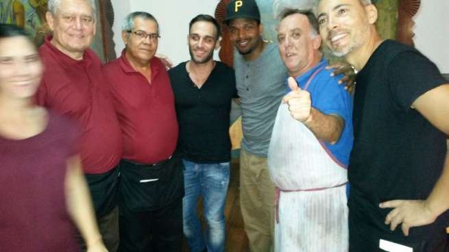 El artista latino, con gorra, con el personal de la cafetería-terraza de El Casino (Foto TA)