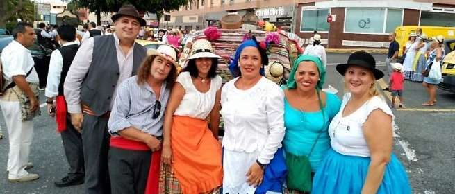 El concejal de Festejos, Juan Martel, con un grupo de vecinos, en el arranque de la romería (Foto TA)