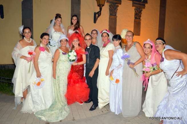 Encuentro de amigas vestidas de novia en la despedida de soltera de Aura Santana Ojeda (Foto Antonio Alí)
